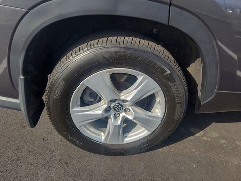 Used 2023 Toyota Highlander L image 12