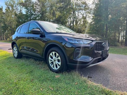Used 2023 Ford Escape Active w/ Tech Pack #1 AWD/4WD image 2