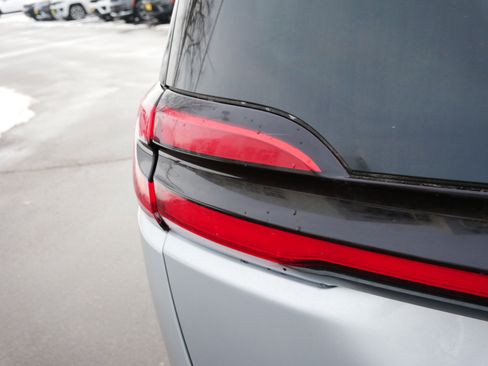 Used 2023 Chrysler Pacifica Limited image 17