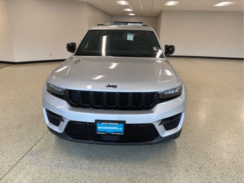Used 2024 Jeep Grand Cherokee Altitude AWD/4WD image 3