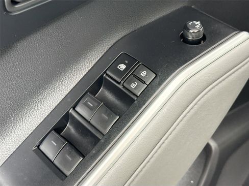 Used 2023 Toyota Highlander LE FWD image 25