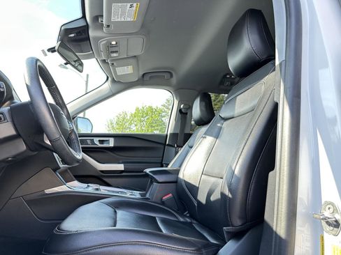 Used 2021 Ford Explorer XLT w/ Equipment Group 202A AWD/4WD image 11