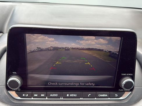 Used 2024 Nissan Rogue S AWD/4WD image 18