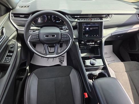 Used 2025 Jeep Grand Cherokee Altitude RWD image 8