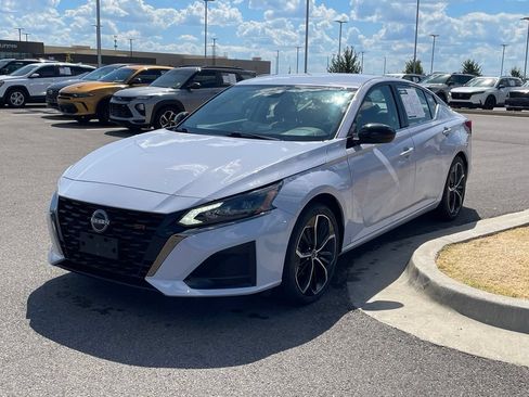 Used 2025 Nissan Altima 2.5 SR FWD image 3