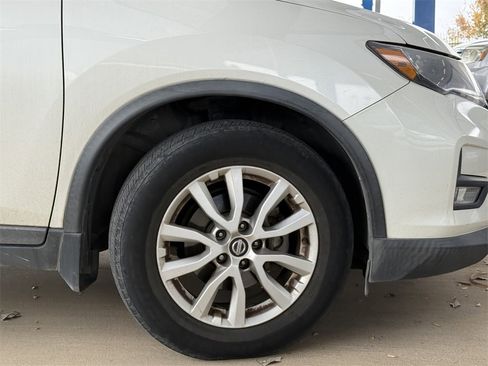 Used 2017 Nissan Rogue SV w/ SV Premium Package image 5