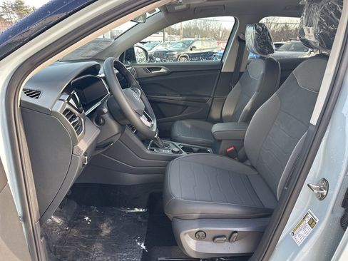 New 2026 Volkswagen Taos SE image 9