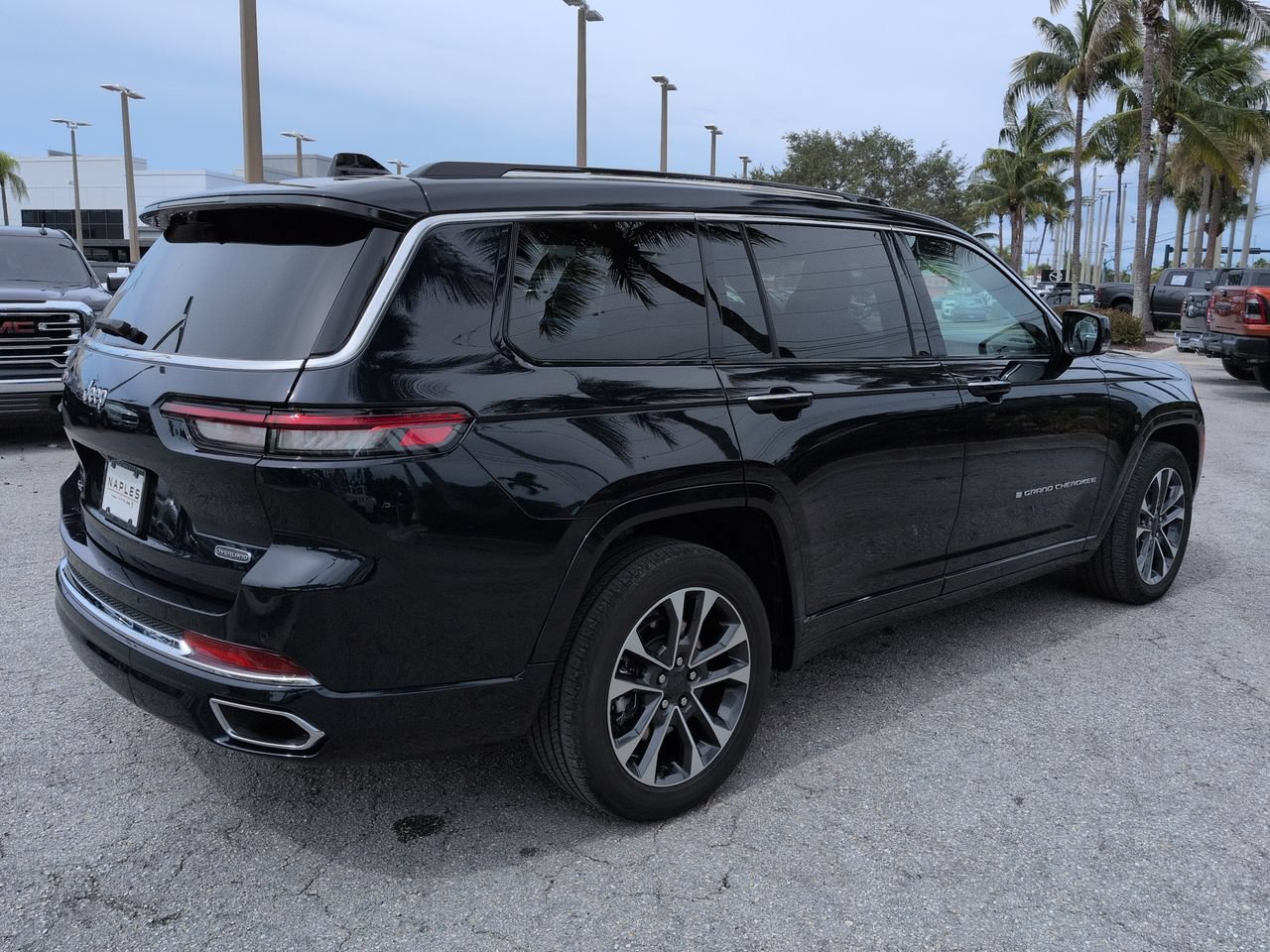 Used 2023 Jeep Grand Cherokee L Overland w/ Luxury Tech Group IV AWD/4WD image 5