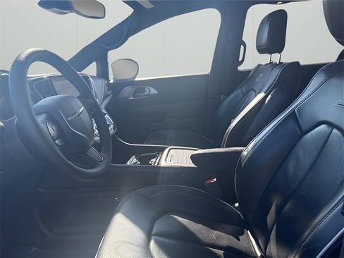 Used 2025 Chrysler Pacifica Limited image 11
