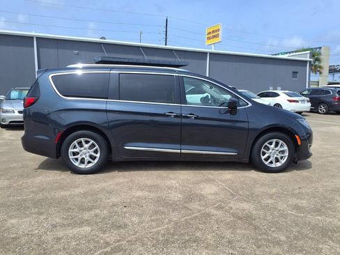 Used 2020 Chrysler Pacifica Touring-L FWD image 6