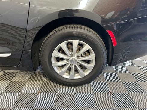 Used 2017 Chrysler Pacifica Touring-L FWD image 20