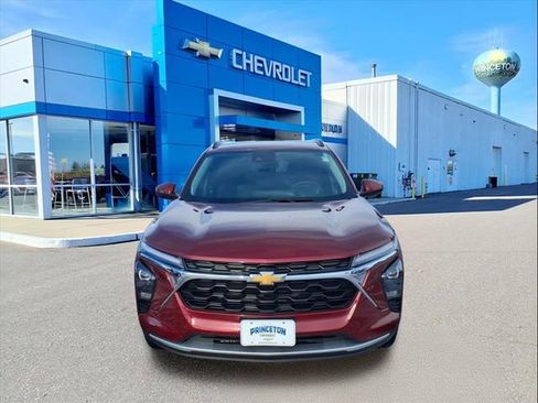 Used 2025 Chevrolet Trax LT w/ Driver Confidence Package image 9