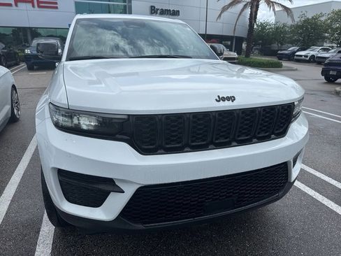 Used 2023 Jeep Grand Cherokee Altitude AWD/4WD image 9