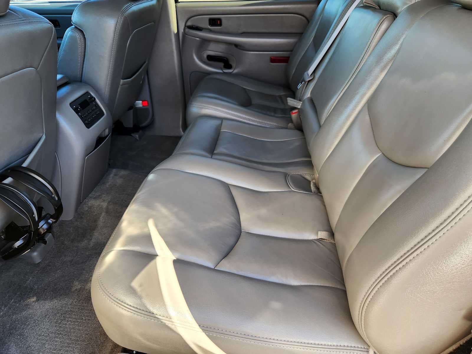 Used 2005 Chevrolet Suburban 2500 LT w/ Preferred Equipment Group AWD/4WD image 9