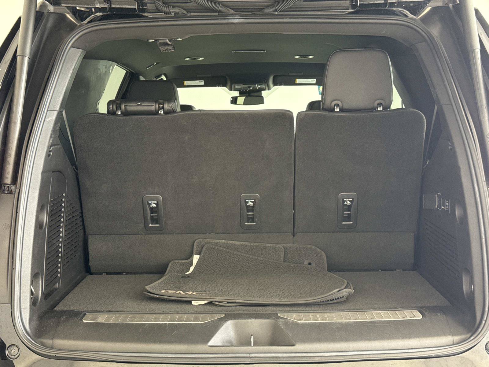 Used 2025 GMC Yukon Denali RWD image 25