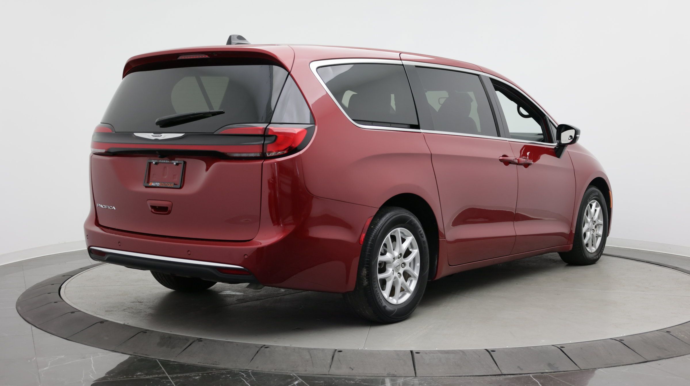 Used 2026 Chrysler Pacifica Select FWD image 6