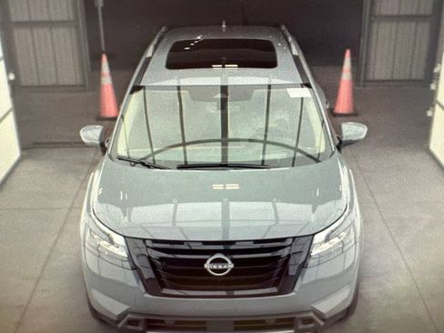 Used 2025 Nissan Pathfinder Platinum w/ Black Appearance Package AWD/4WD image 2