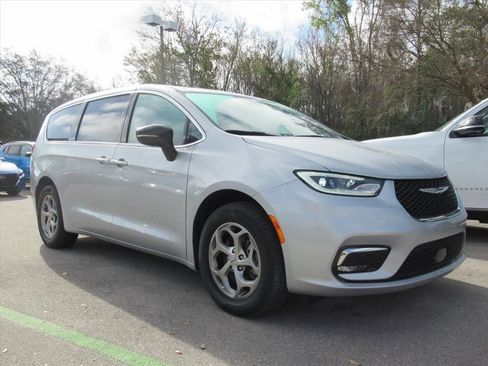 Used 2024 Chrysler Pacifica Limited image 1