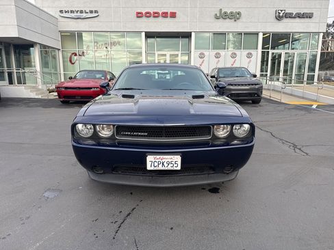 Used 2014 Dodge Challenger SXT image 2