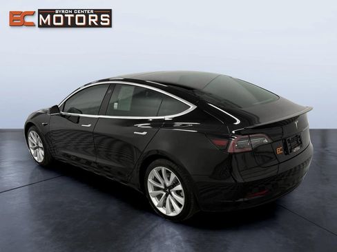 Used 2019 Tesla Model 3 Standard Range image 4