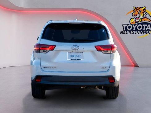 Used 2019 Toyota Highlander XLE image 6