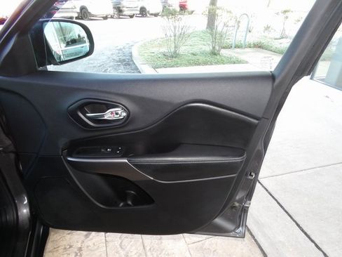 Used 2019 Jeep Cherokee Latitude Plus w/ Comfort/Convenience Group image 21