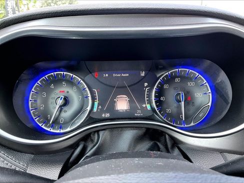 Used 2018 Chrysler Pacifica Limited w/ Advanced Safetytec Group FWD image 20