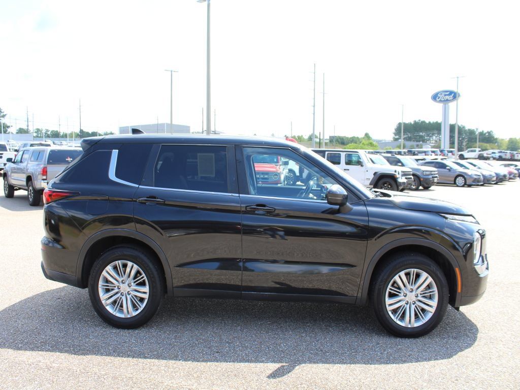 Used 2022 Mitsubishi Outlander ES FWD image 3