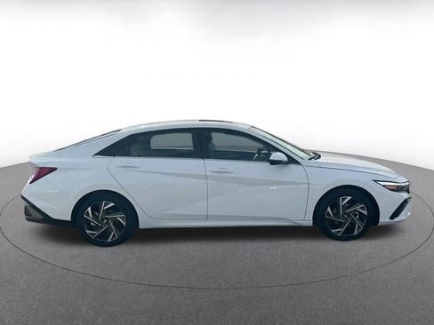 Used 2025 Hyundai Elantra Limited image 16