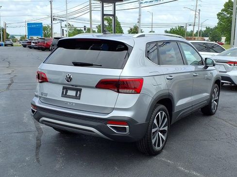 Used 2024 Volkswagen Taos SE w/ Panoramic Sunroof Package FWD image 4