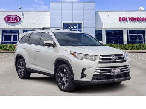 Used 2019 Toyota Highlander LE w/ Carpet Mat Package (TMS) image 3
