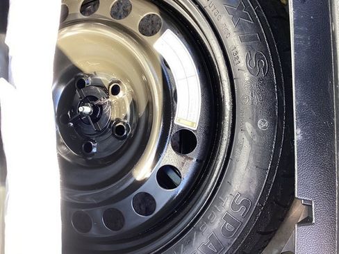 Used 2021 Ford Explorer XLT w/ Equipment Group 202A image 15