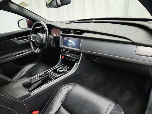 Used 2017 Jaguar XF R-Sport image 32