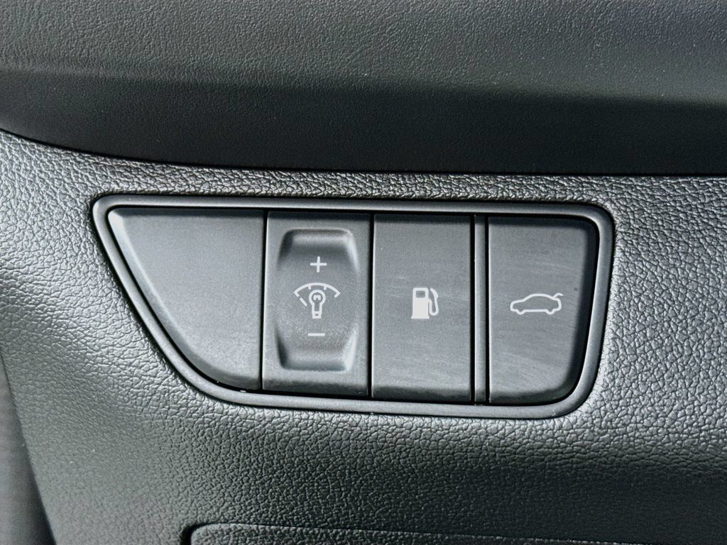 Used 2022 Genesis G70 2.0T AWD/4WD image 18