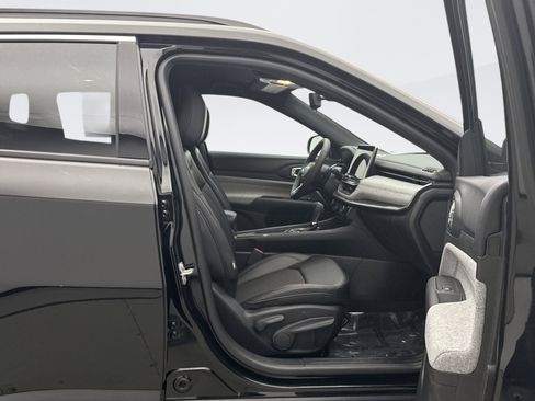 Used 2024 Jeep Compass Latitude image 16