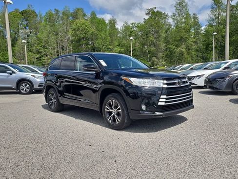 Used 2017 Toyota Highlander Plus AWD/4WD image 2