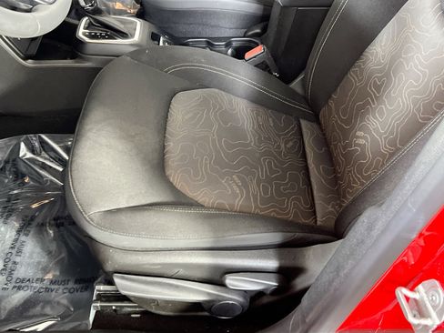 Used 2023 Jeep Renegade Latitude image 19