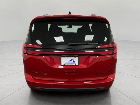 Used 2025 Chrysler Pacifica Limited FWD image 5