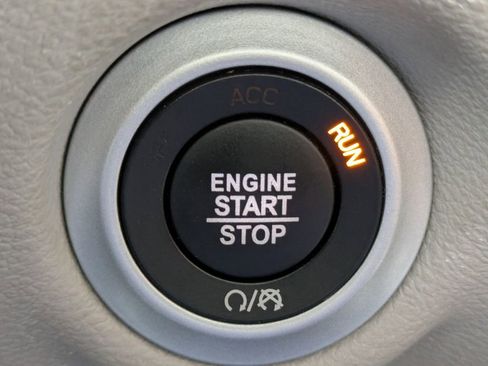 Used 2023 Chrysler Pacifica Touring-L image 28