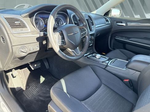 Used 2019 Chrysler 300 Touring w/ Driver Convenience Group image 11