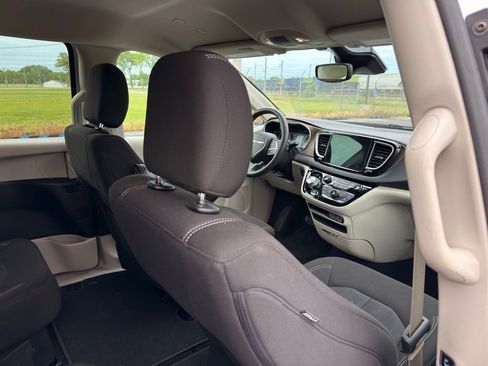 Used 2022 Chrysler Voyager LX FWD image 33