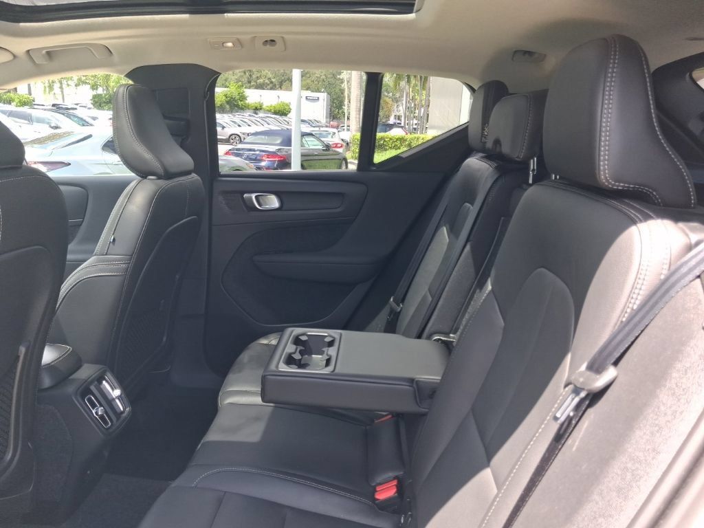 Used 2025 Volvo XC40 B5 Ultra AWD/4WD image 9