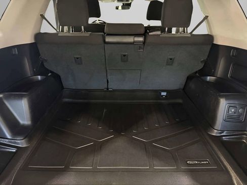 Used 2022 Toyota 4Runner SR5 AWD/4WD image 9