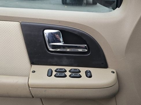 Used 2005 Ford Expedition XLT image 9