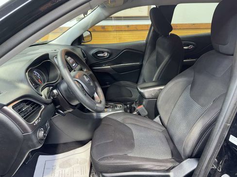 Used 2019 Jeep Cherokee Latitude w/ Popular Appearance Group image 16