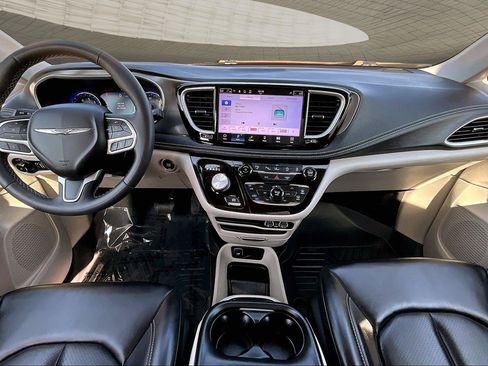 Used 2023 Chrysler Pacifica Touring-L AWD/4WD image 6