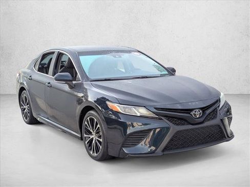 Used 2018 Toyota Camry SE image 3