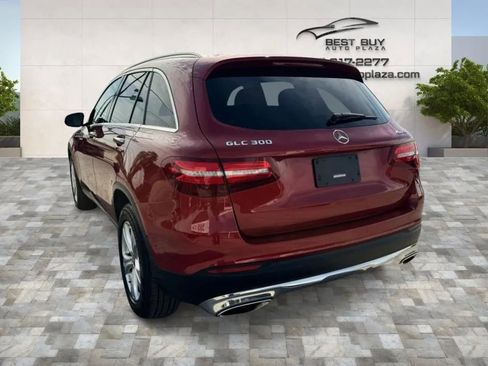 Used 2018 Mercedes-Benz GLC 300 4MATIC w/ Premium Package image 4