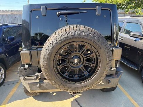 Used 2017 Jeep Wrangler Unlimited Sahara w/ Max Tow Package AWD/4WD image 4