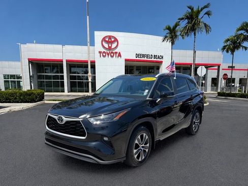 Used 2023 Toyota Highlander XLE FWD image 3